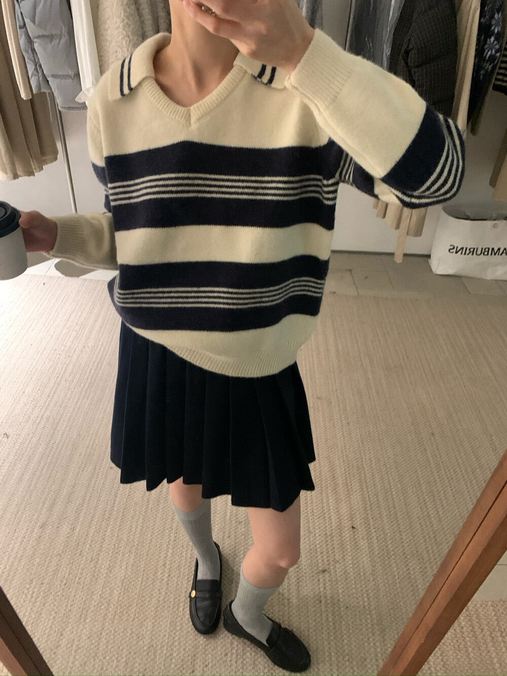 // 極簡風小V翻領間條毛衣