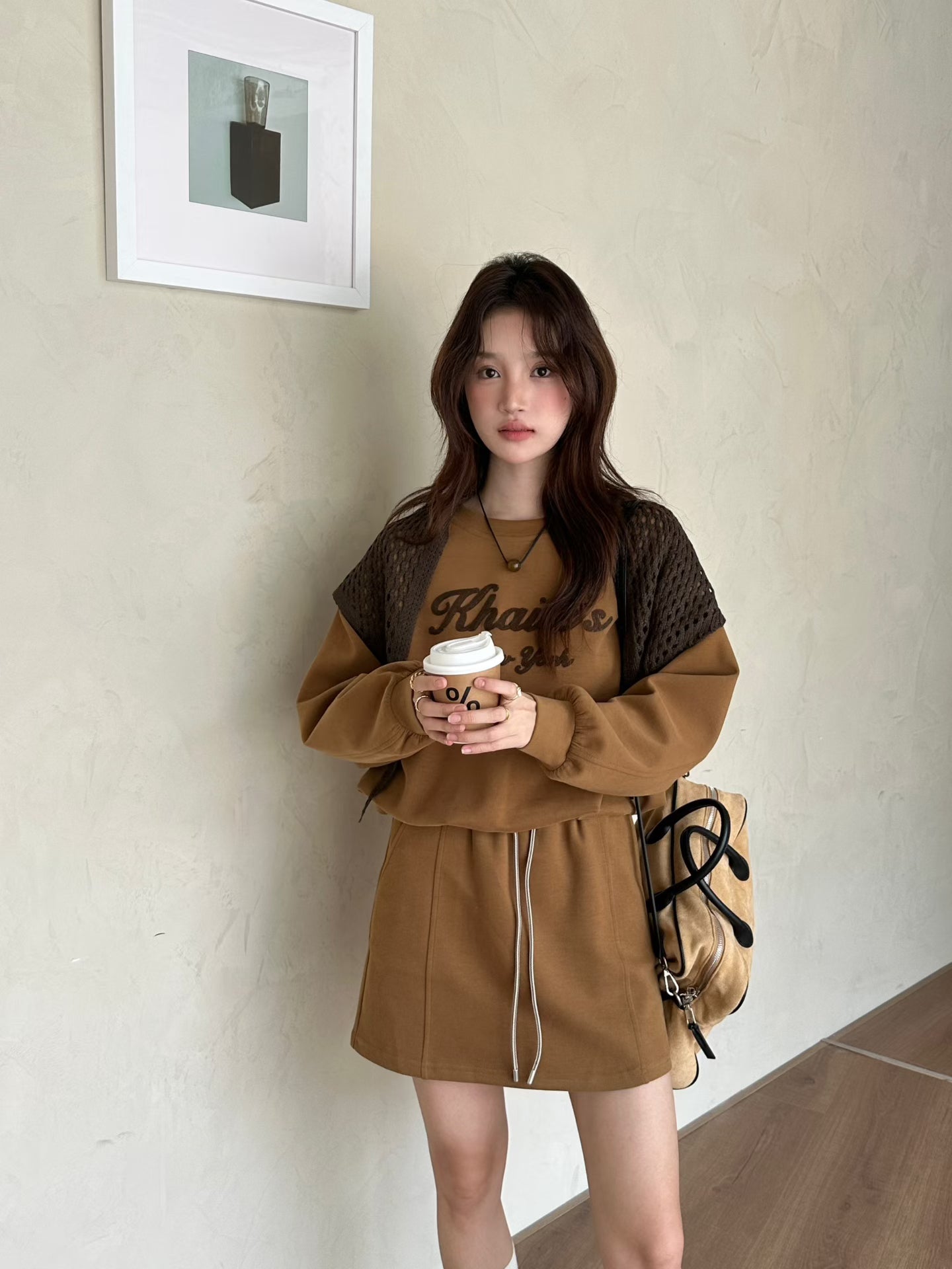 // 超美刺繡字衛衣+抽繩短裙兩件套(連針織披肩)￼