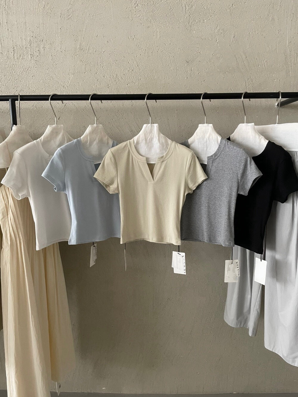 // 小V領正肩棉質TEE