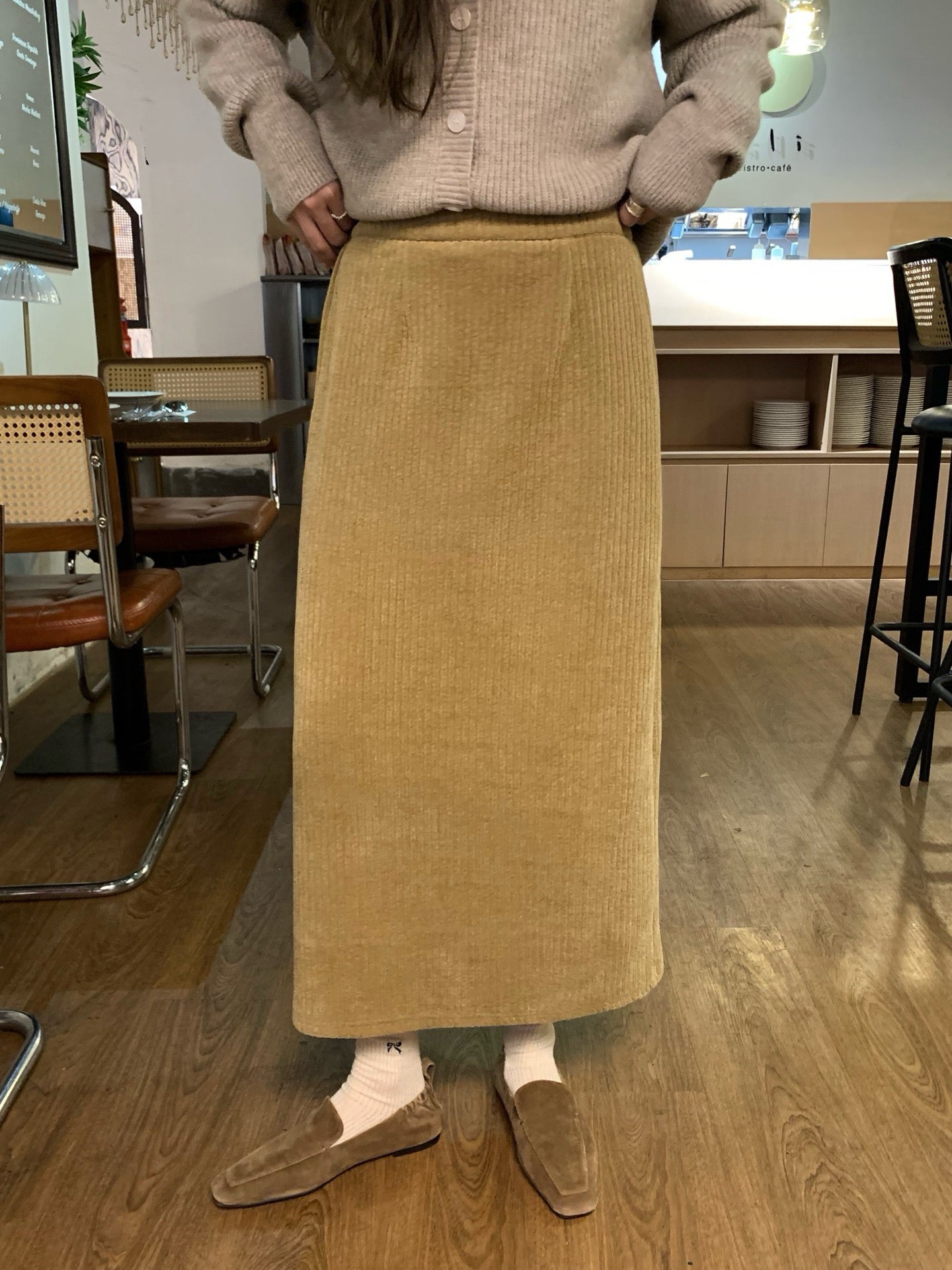 // 復古簡約直紋燈芯絨後開叉中裙