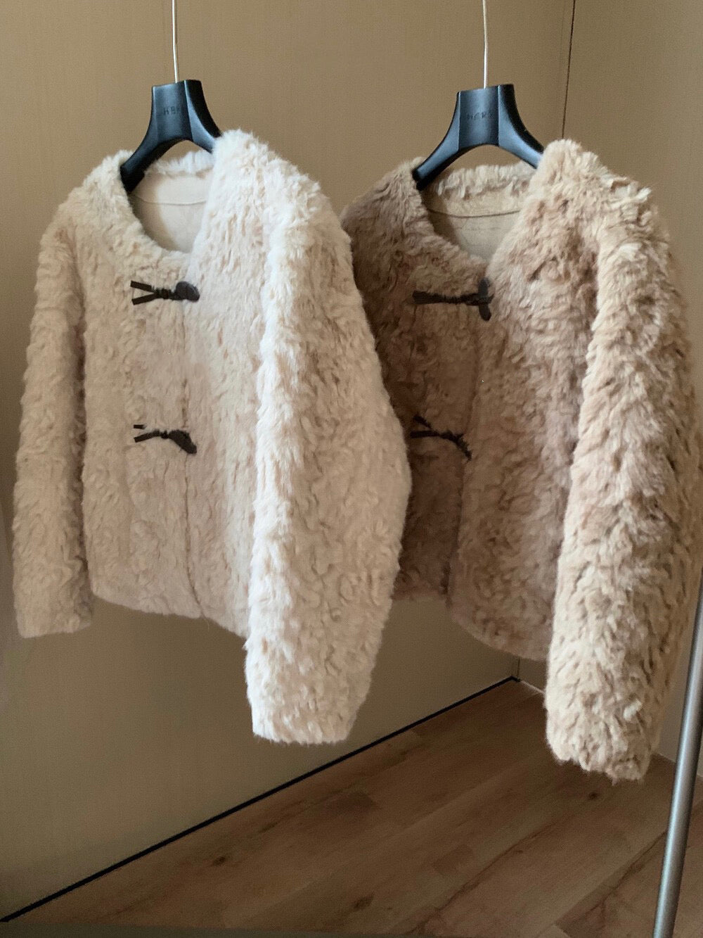 // 牛角扣麂皮底毛毛外套