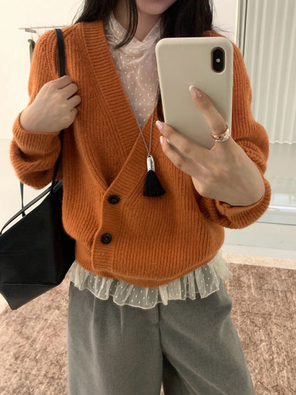 // 設計感交叉側鈕扣深V毛衣