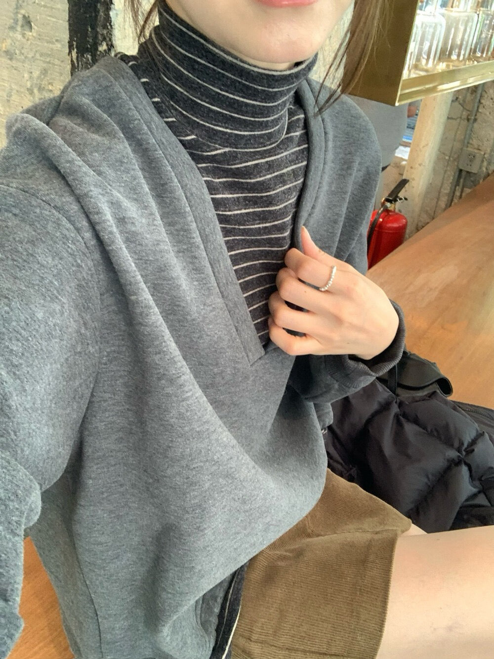 // 間條半領假兩件拼接V領衛衣