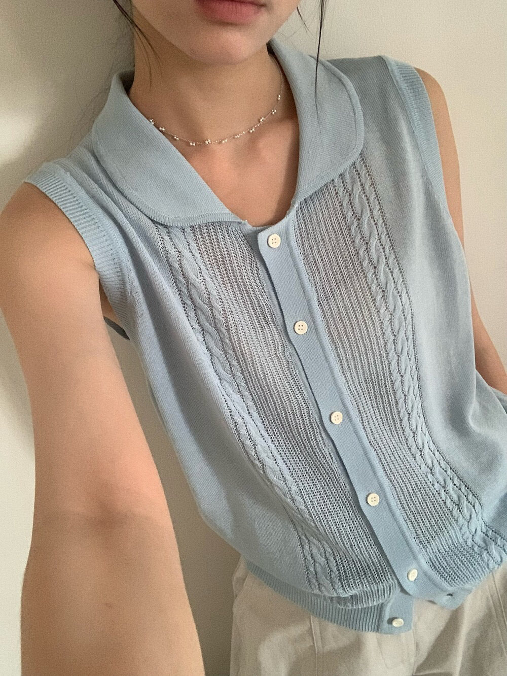 // 圓翻領細麻花織紋針織背心