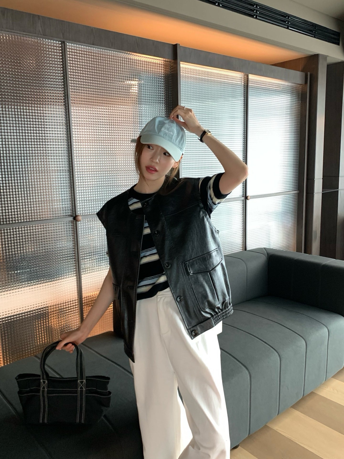 // 超帥圓領口袋彷皮背心外套