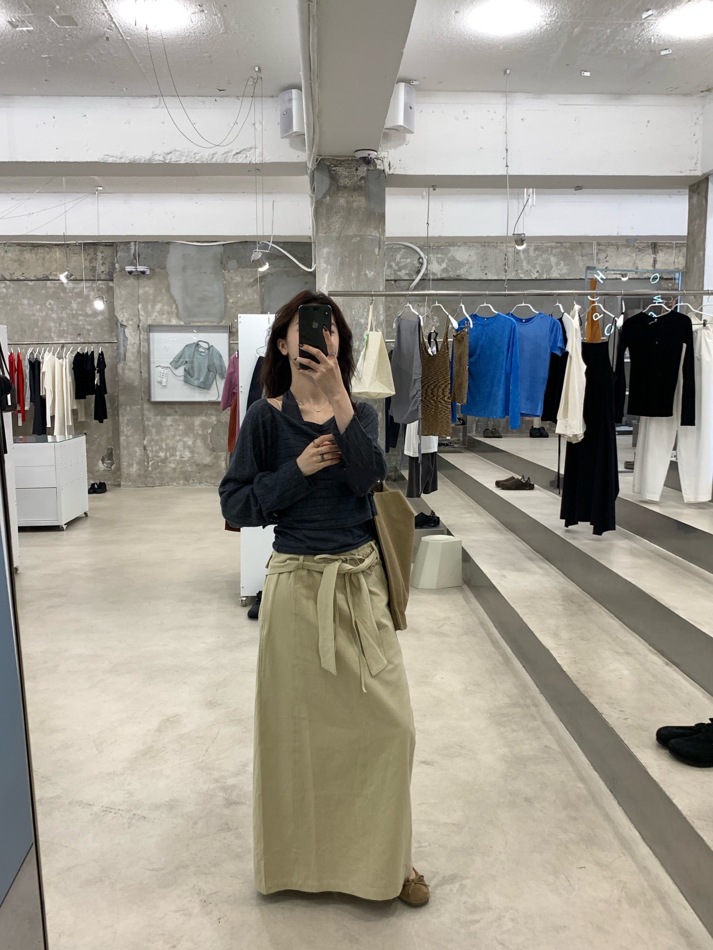 // 設計感綁帶直筒挺版中裙