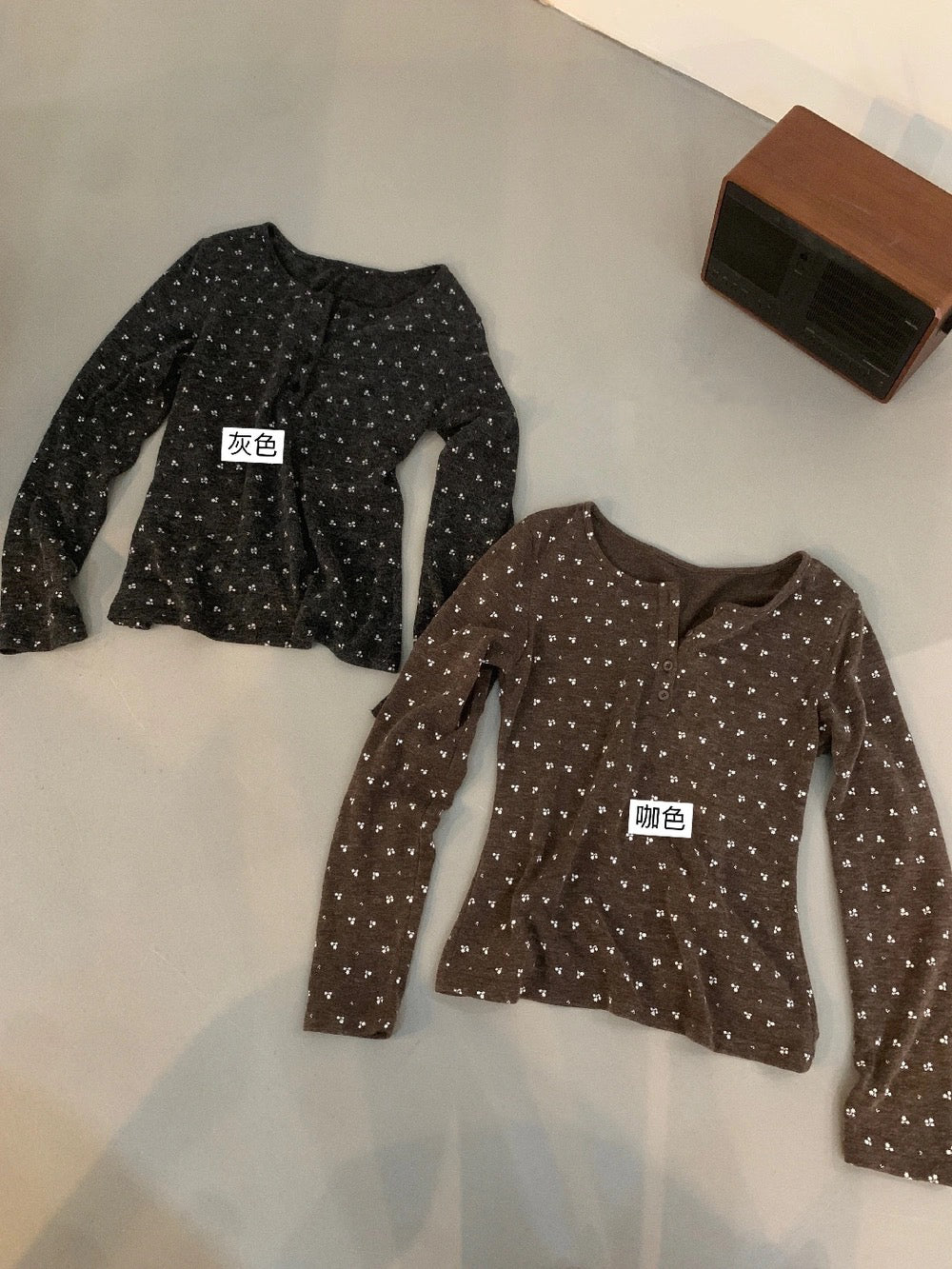 B172 / 小碎花鈕扣亨利領長袖TEE