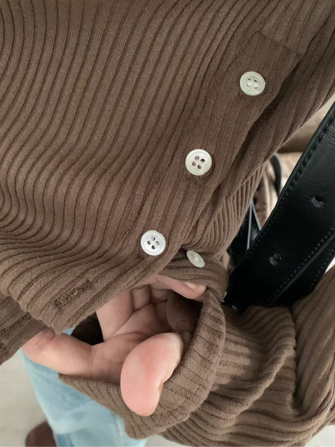 // 超顯瘦直坑紋側開鈕TEE