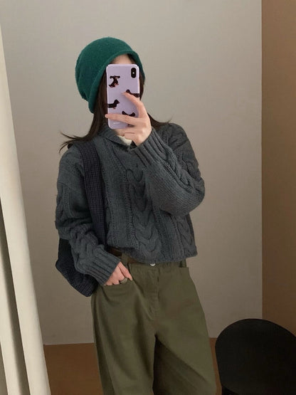 // 粗棒針麻花翻領短款毛衣