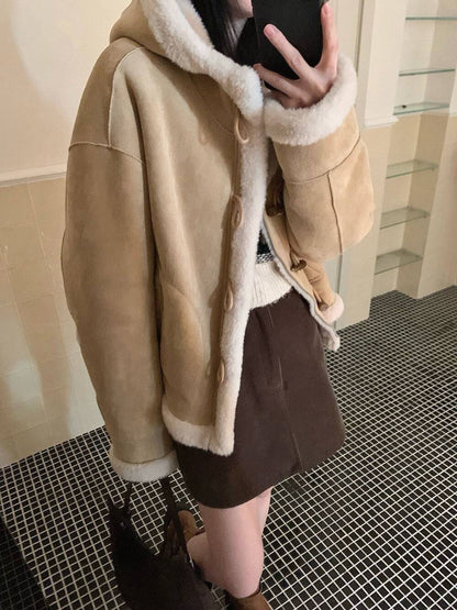 // 復古感皮毛一體連帽牛角鈕外套