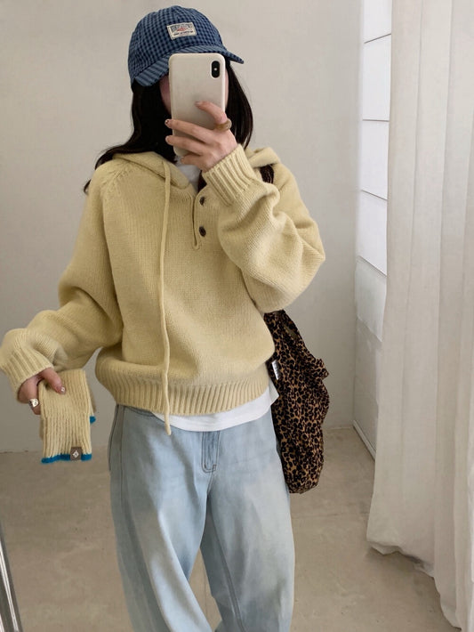 // 鈕扣設計連帽落肩毛衣