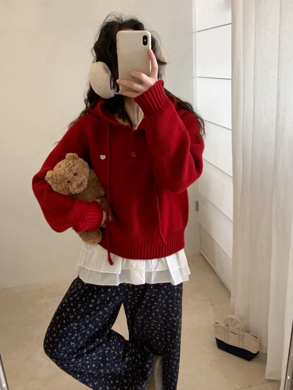 // 精緻花邊帽心心金屬貼牌毛衣