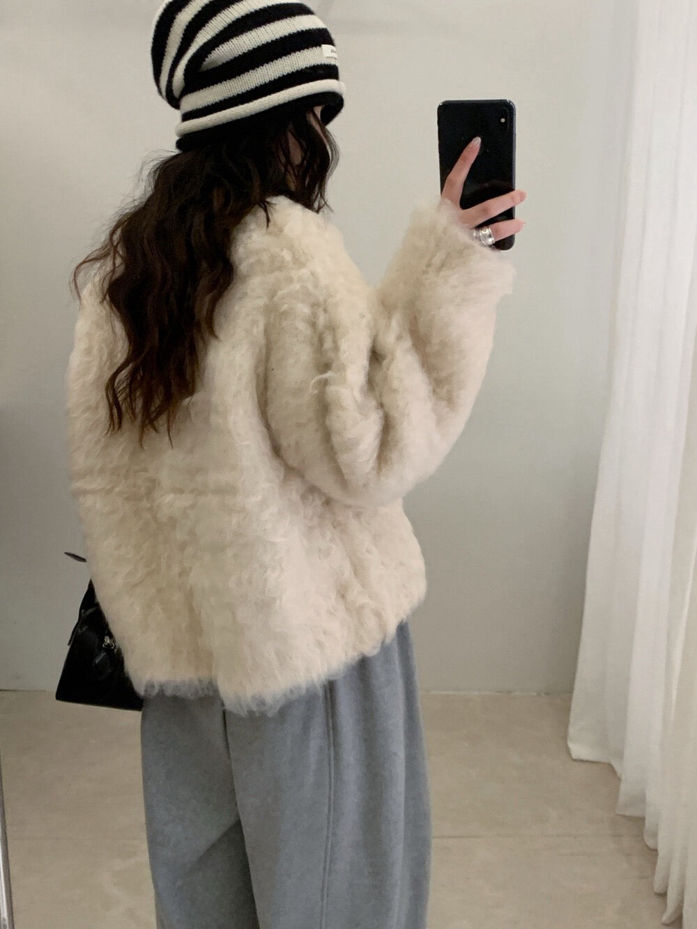 // 造型感圈圈毛拉絨V領外套