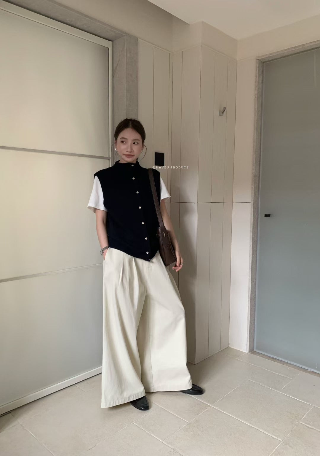 // 超氣質mini鈕扣小立領開胸背心