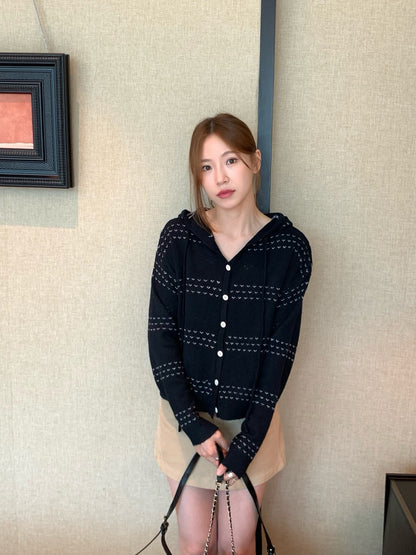 // 心心刺繡鏤空通花連帽CD