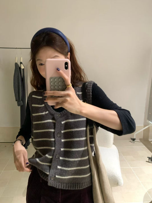 // 疊穿必備間條開胸針織背心