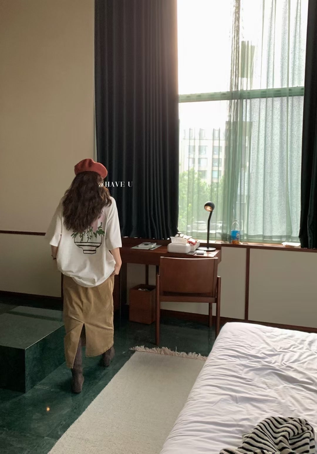 // 背後玫瑰圖案寬鬆TEE