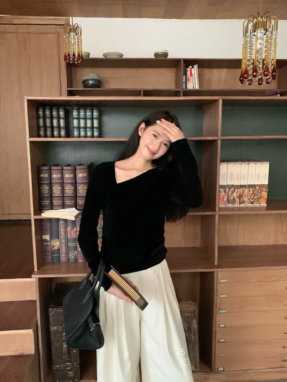 // 氣質斜領口絲絨BL