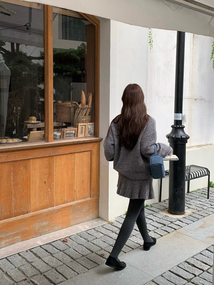 // 慵懶感V領毛衣+荷葉腳短裙套裝