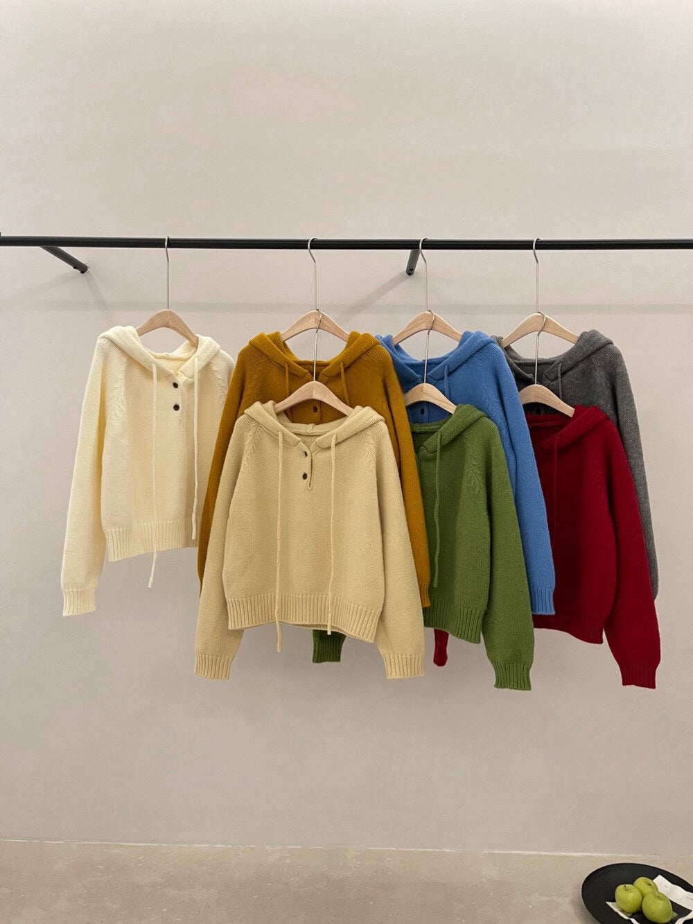 // 鈕扣設計連帽落肩毛衣