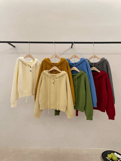 // 鈕扣設計連帽落肩毛衣