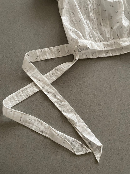 // 側綁帶小碎花泡泡袖一字領BL