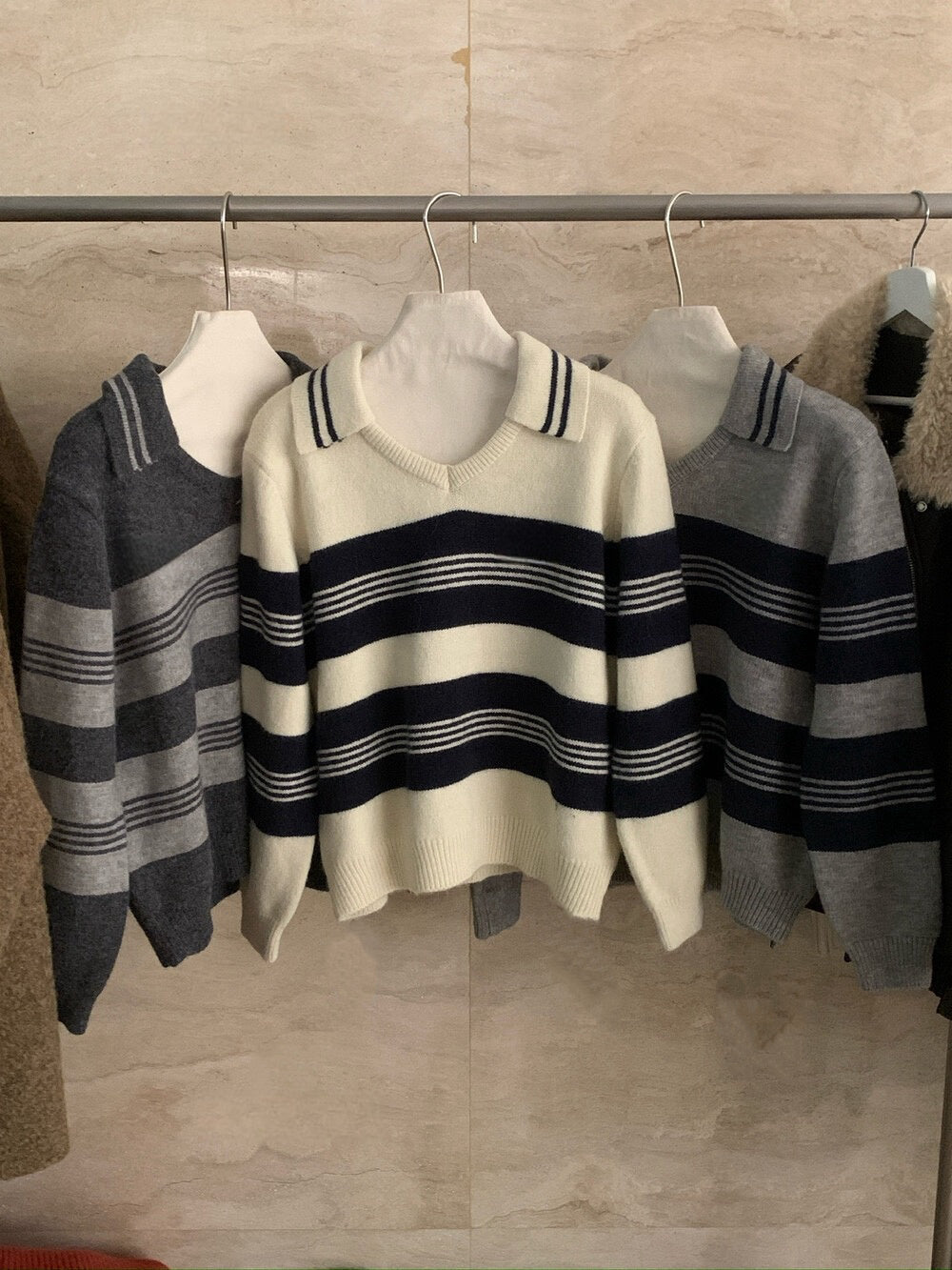 // 極簡風小V翻領間條毛衣