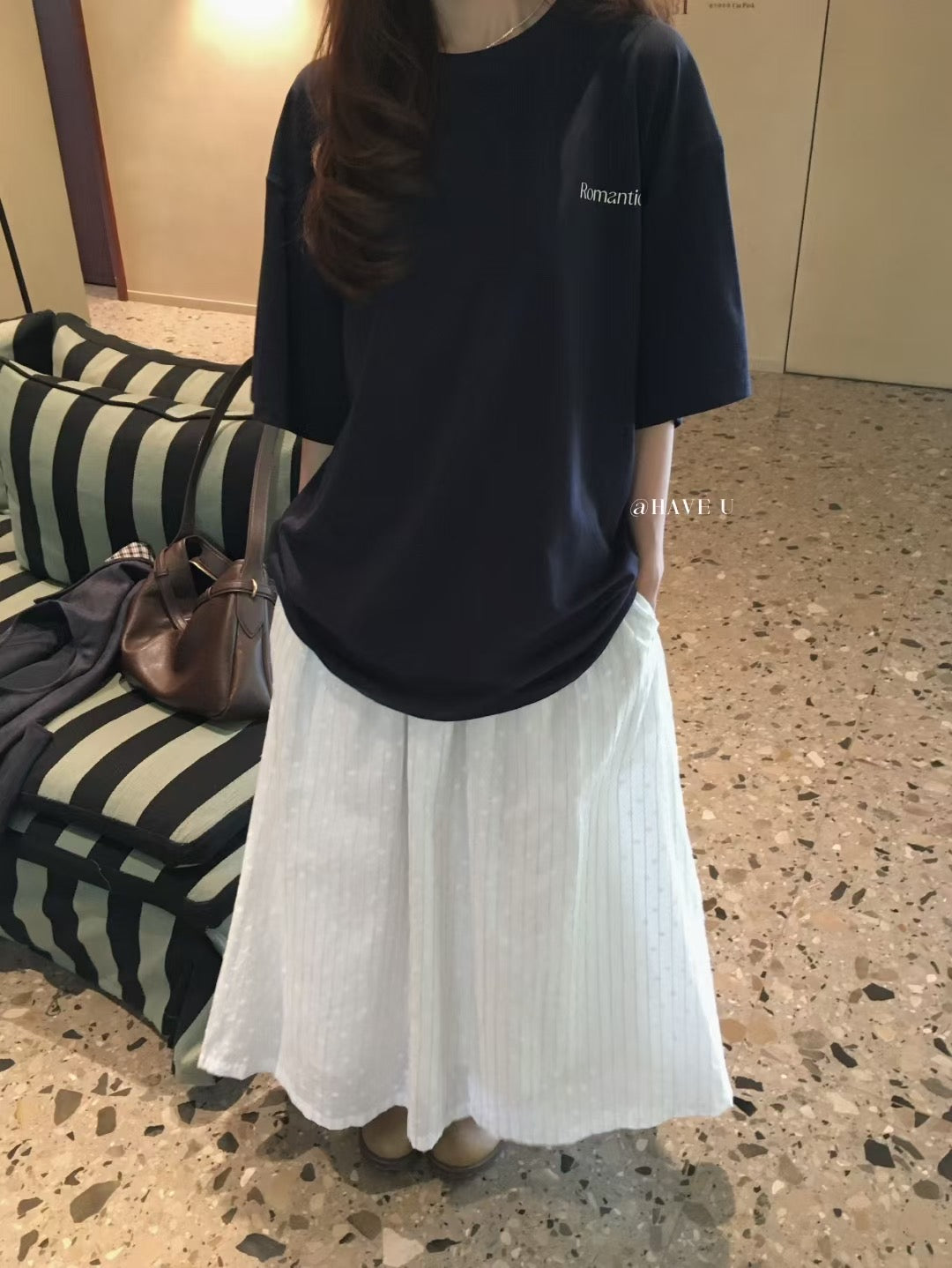 // 背後玫瑰圖案寬鬆TEE