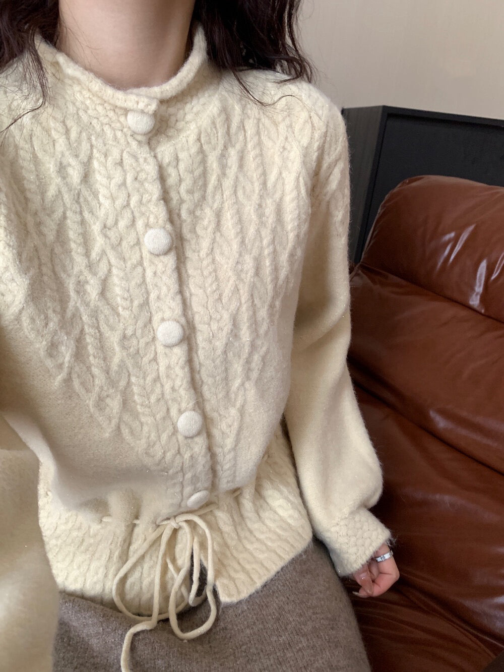 // 復古感麻花包扣綁帶腰毛衣
