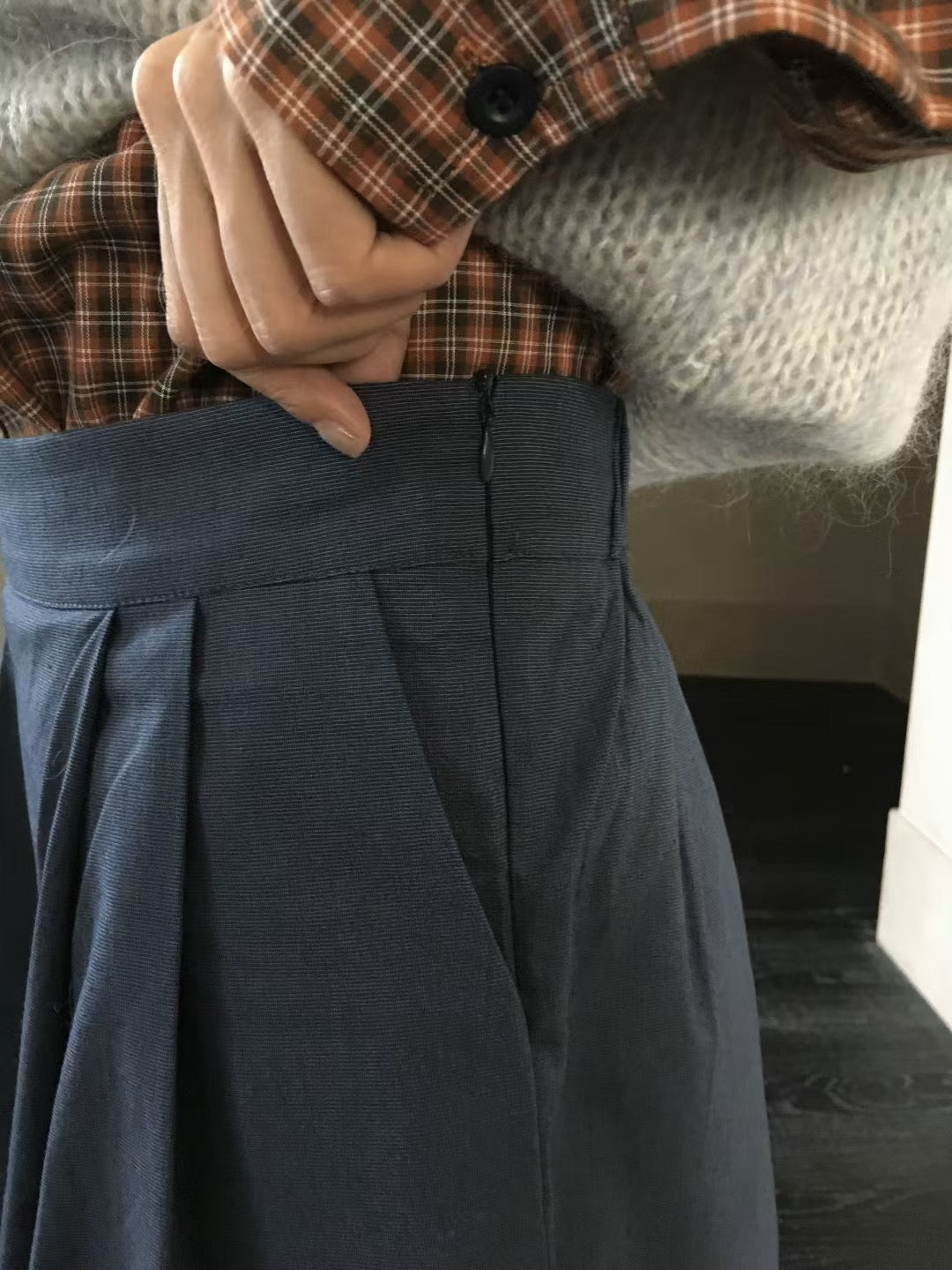 // 鬆弛感肌理布壓褶闊褲