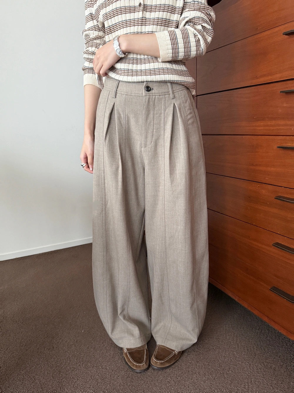 P37 / 撞色明線壓褶垂感休閒褲(5%羊毛)