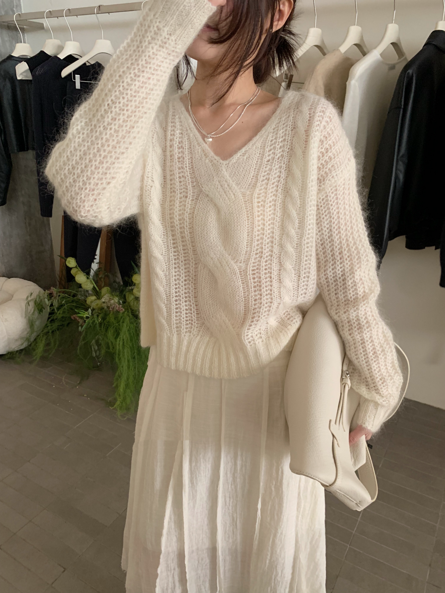 // 馬海毛麻花V領毛衣