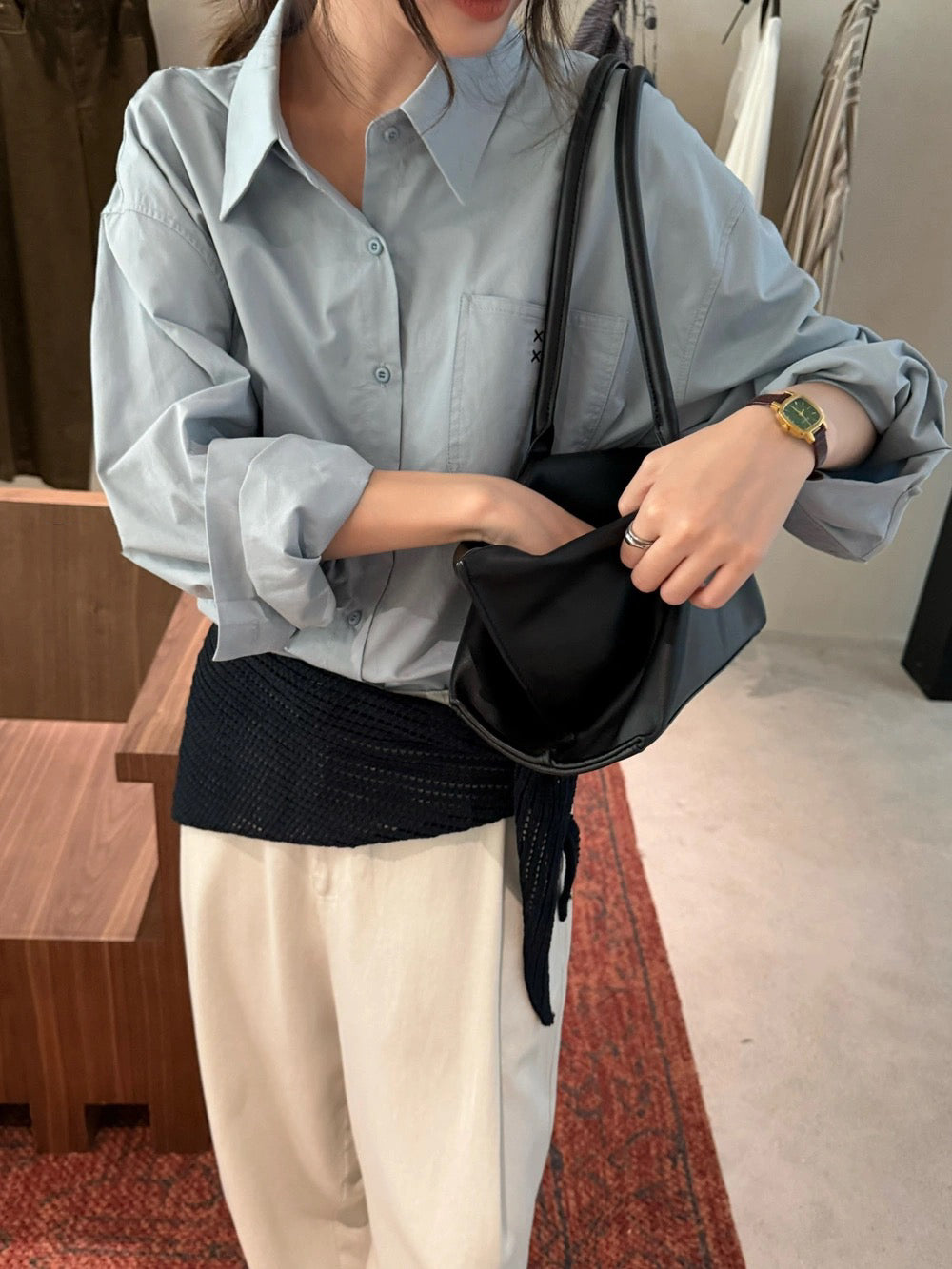 B73 / 小交叉刺繡口袋中短款挺版恤衫(連針織披肩)