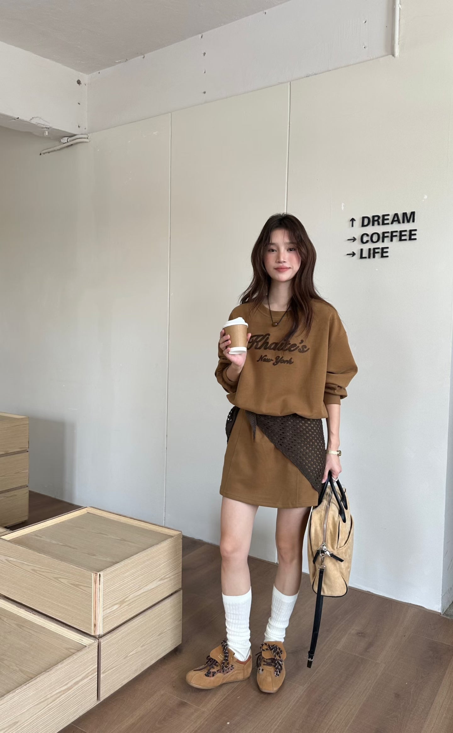 // 超美刺繡字衛衣+抽繩短裙兩件套(連針織披肩)￼