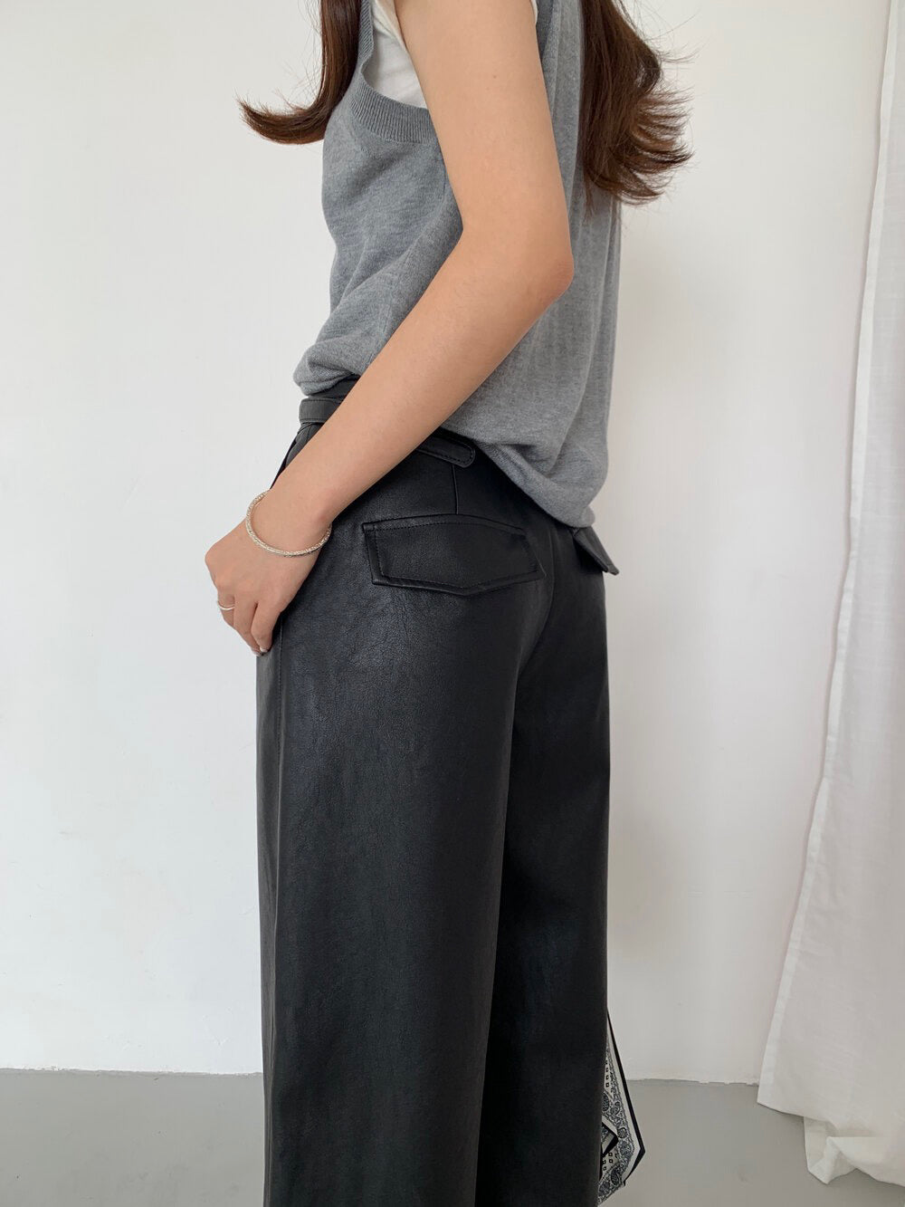 // 復古感超顯瘦連腰帶皮褲