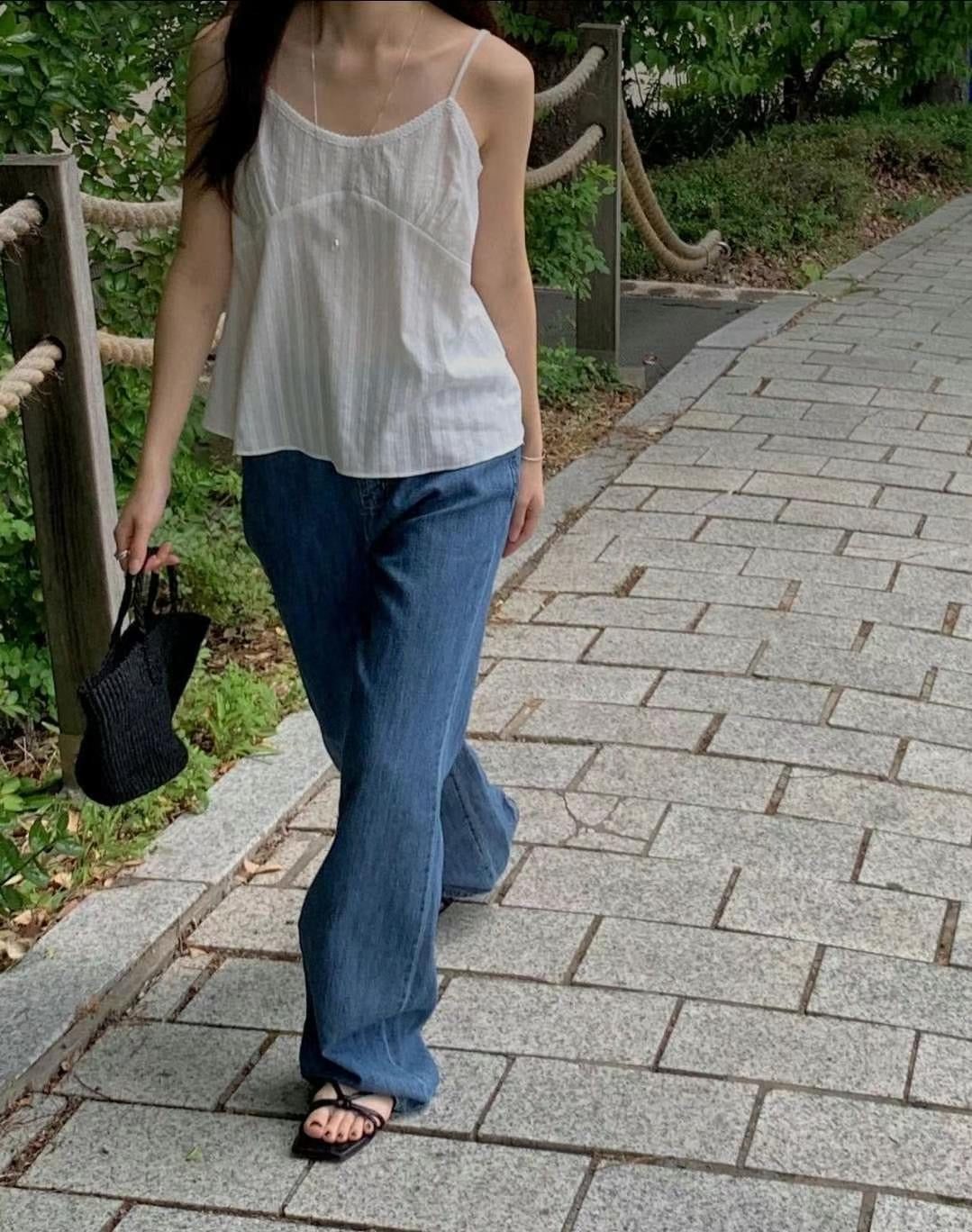// 暗直紋高胸線吊帶上衣