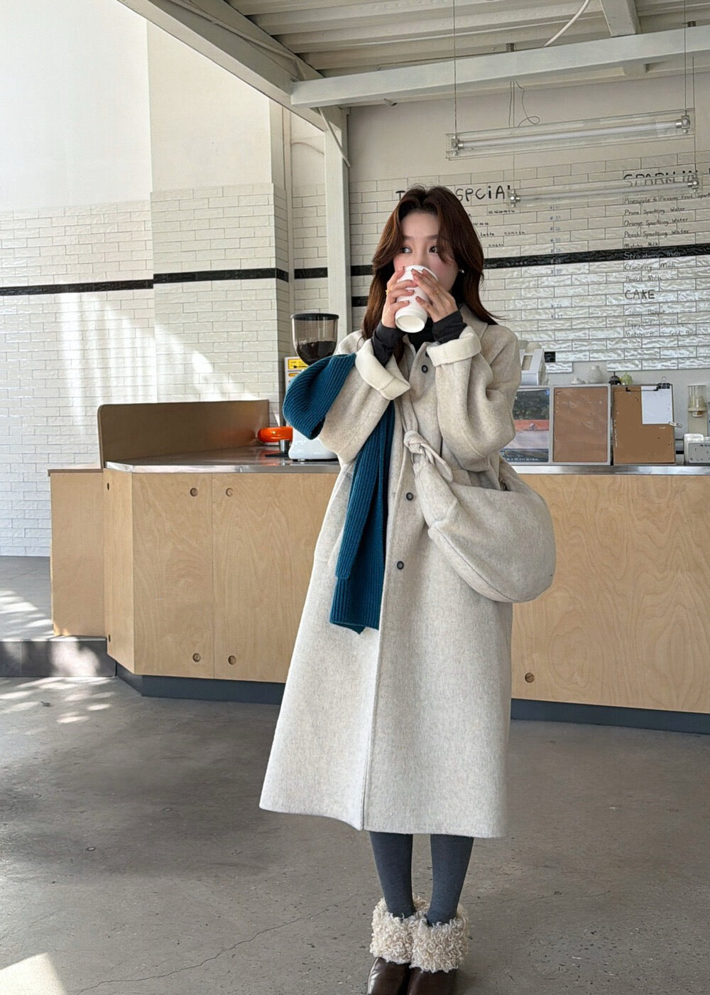 // 100%羊毛簡約翻領長款手工外套(連斜背包)