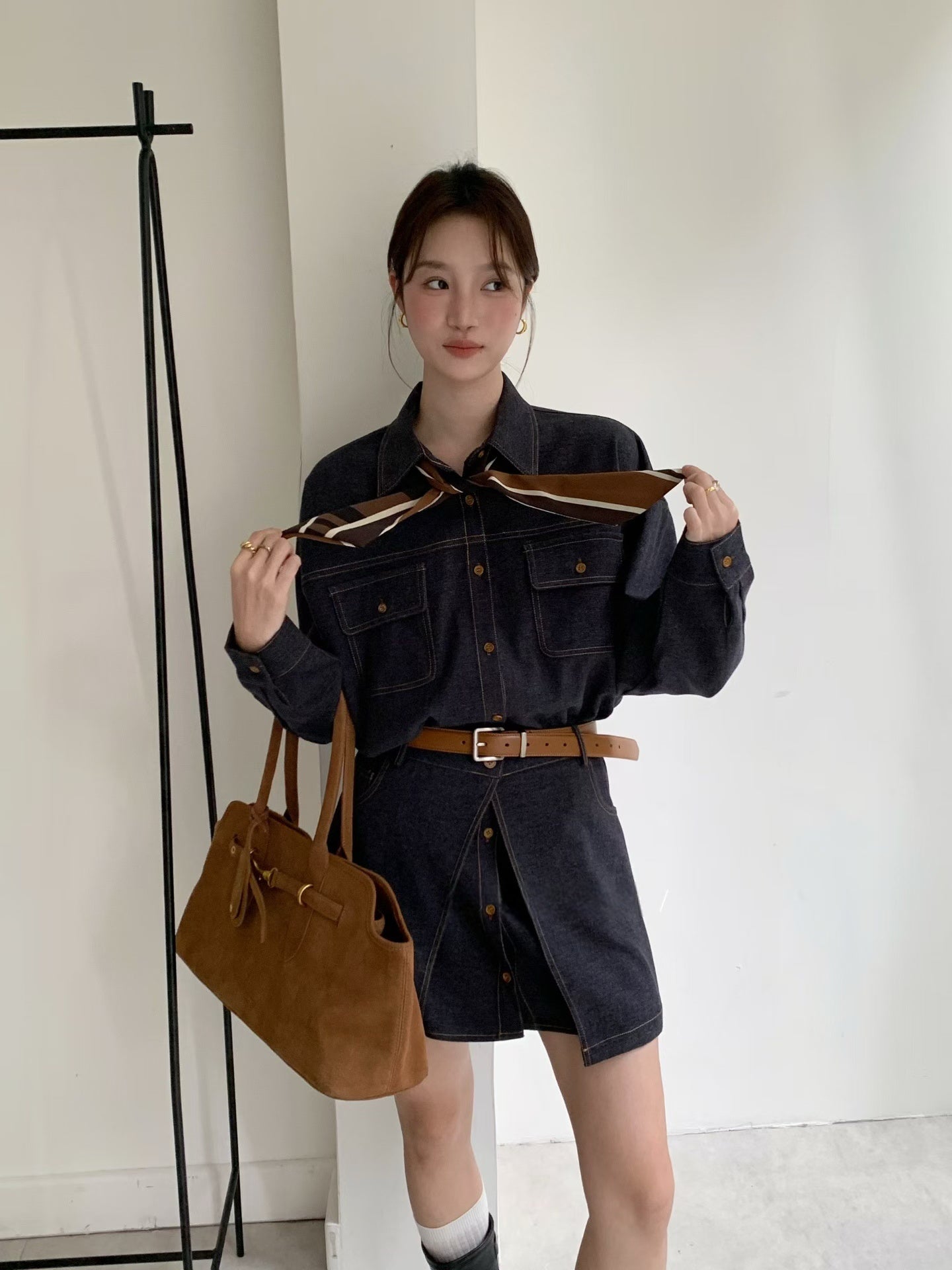 // 牛仔翻領長恤衫+高叉裙可分拆套裝(連絲巾+腰帶)
