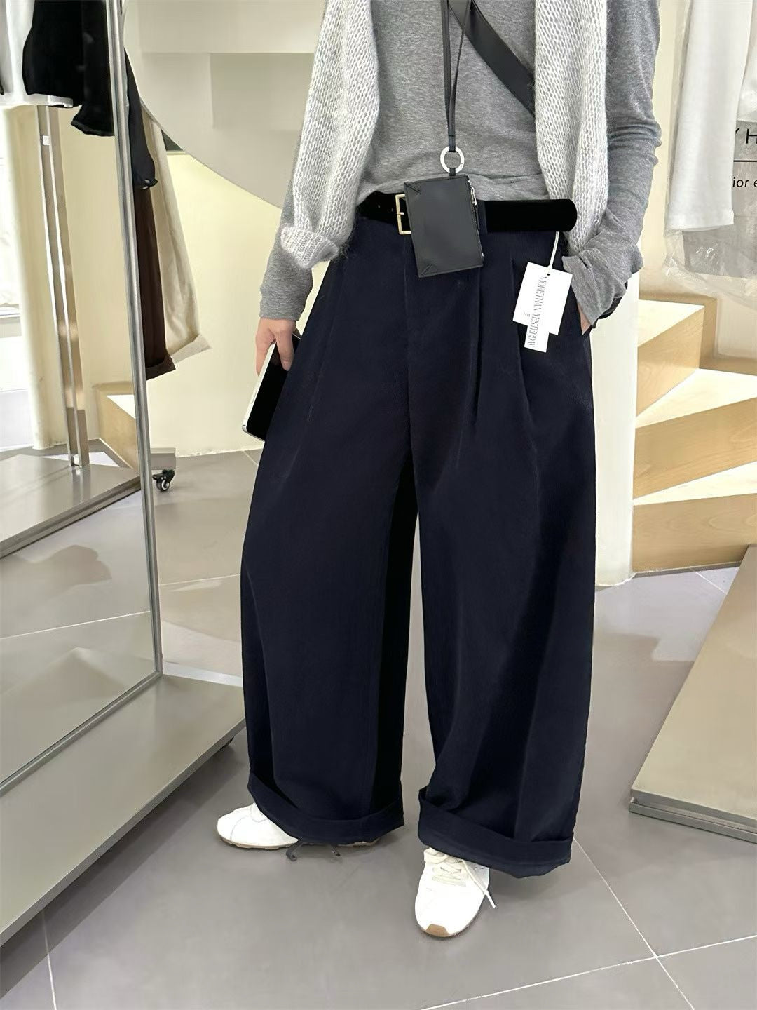 // 連絨面腰帶壓褶燈芯絨褲