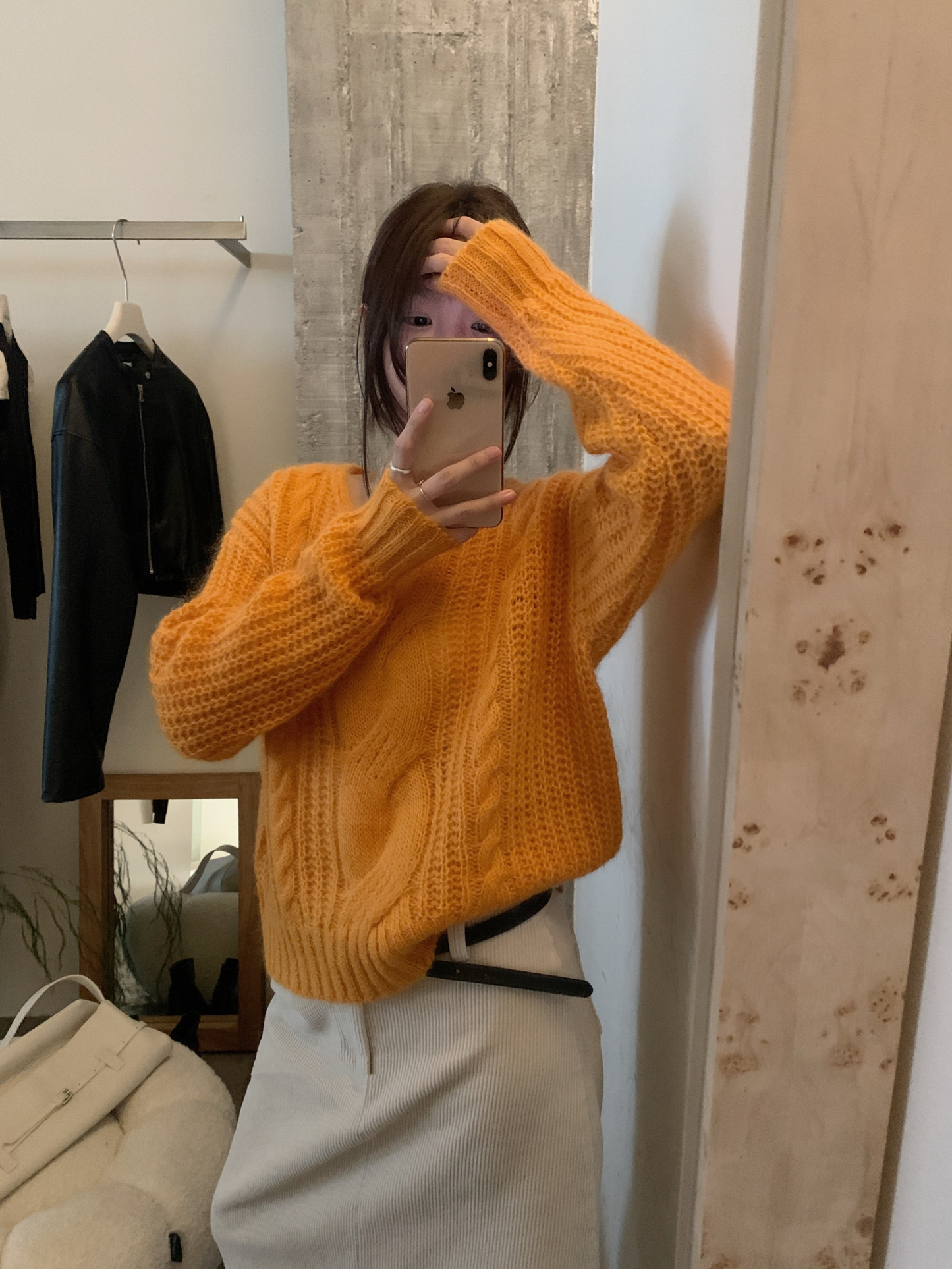 // 馬海毛麻花V領毛衣