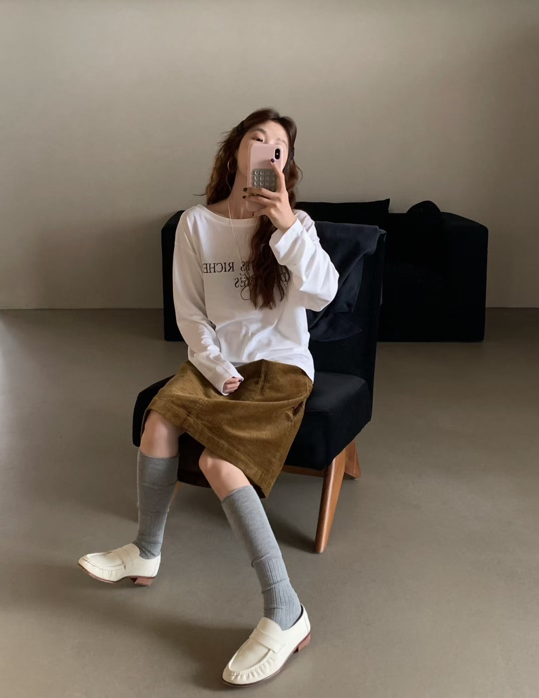 // 腰打褶可斜肩穿字母TEE