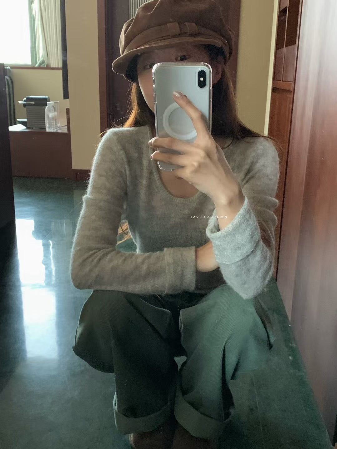 // 袖口小開叉薄款羊駝毛針織上衣