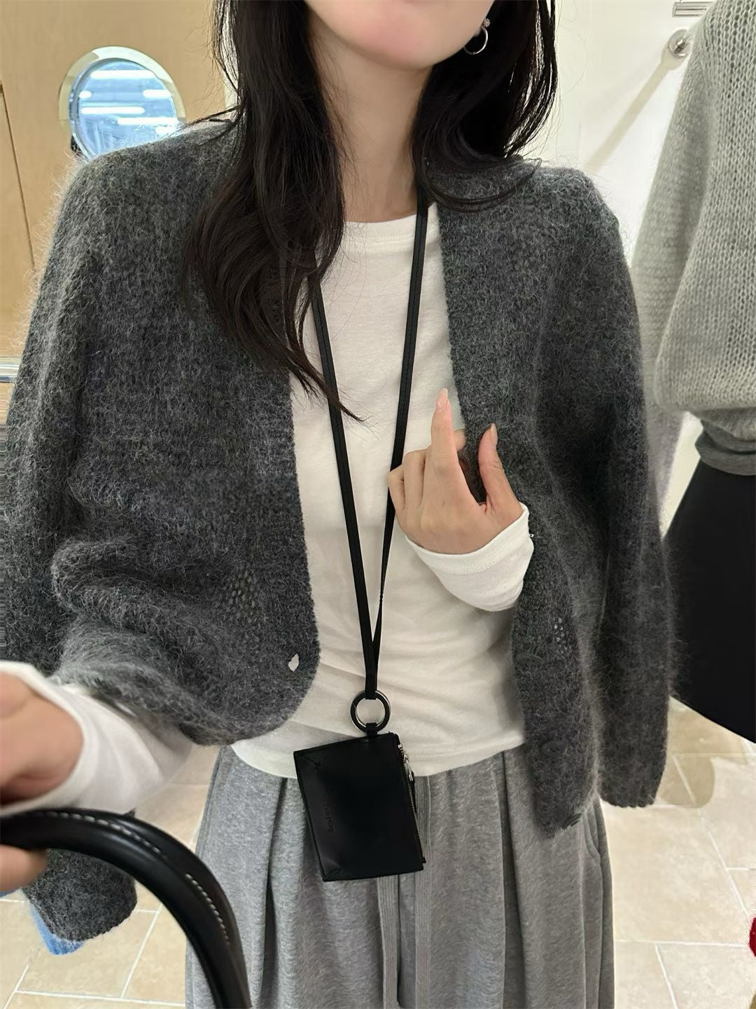 // 柔光馬海毛深V領CD