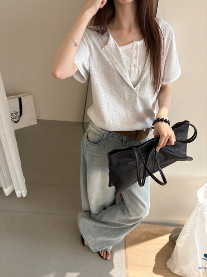 // 設計感假兩件鈕扣TEE