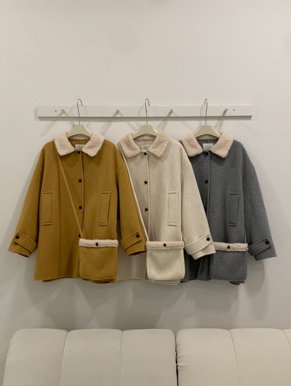 // 100%羊毛拼毛毛領中長手工外套(連袋仔)