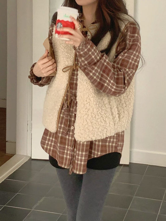 // 拼皮包邊綁結羊羔毛背心