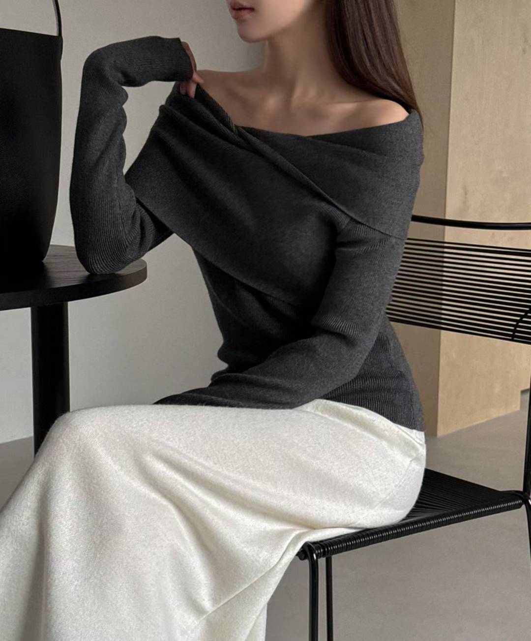 // 設計感交叉一字領小性感NT