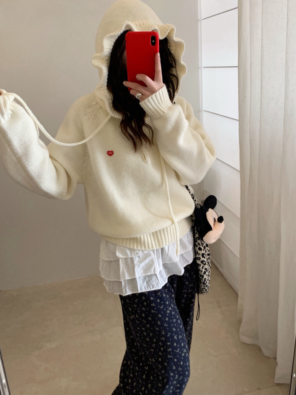 // 精緻花邊帽心心金屬貼牌毛衣