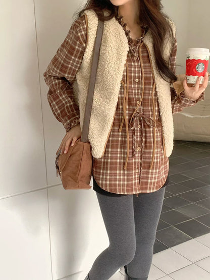 // 拼皮包邊綁結羊羔毛背心