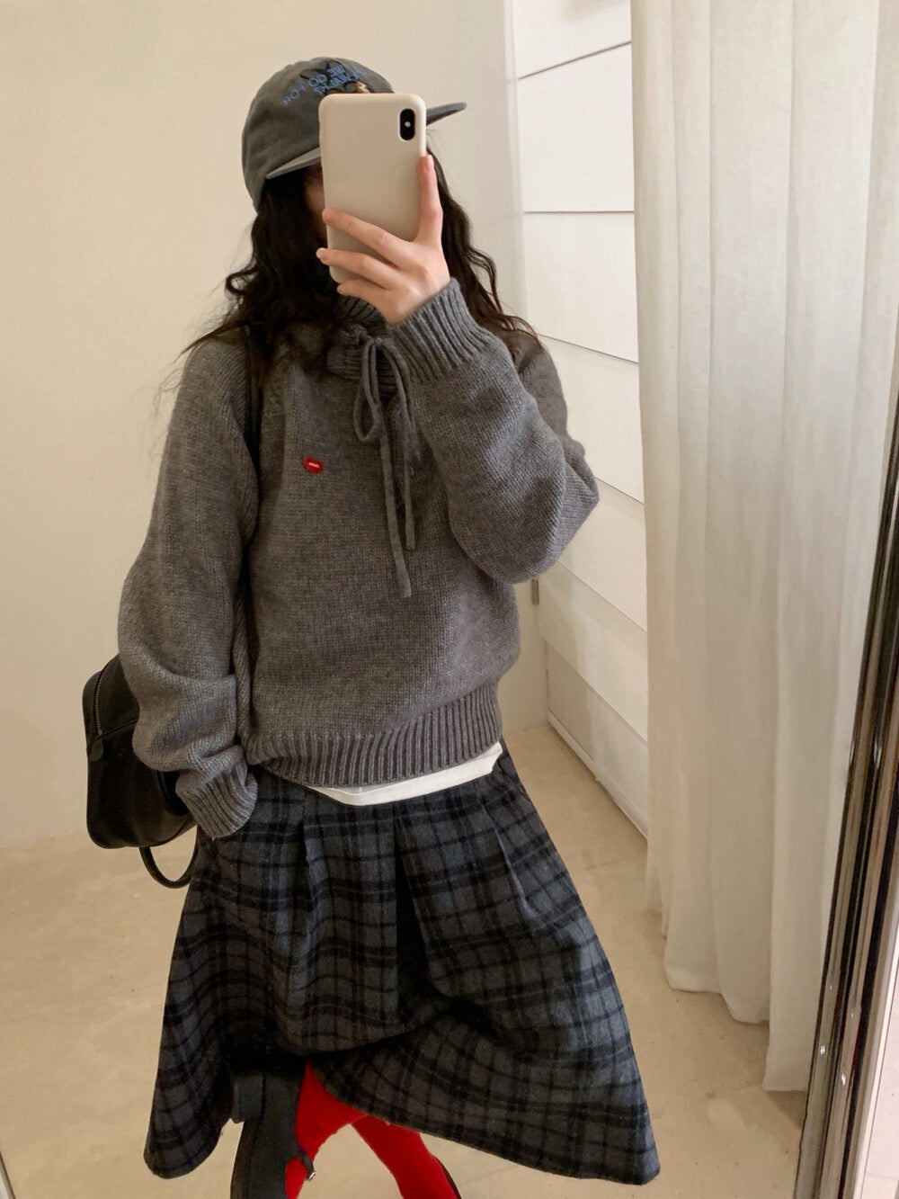 // 精緻花邊帽心心金屬貼牌毛衣